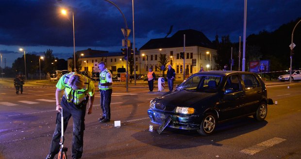 Auto v centru Plzně srazilo dvě děti. V nemocnici zemřely.