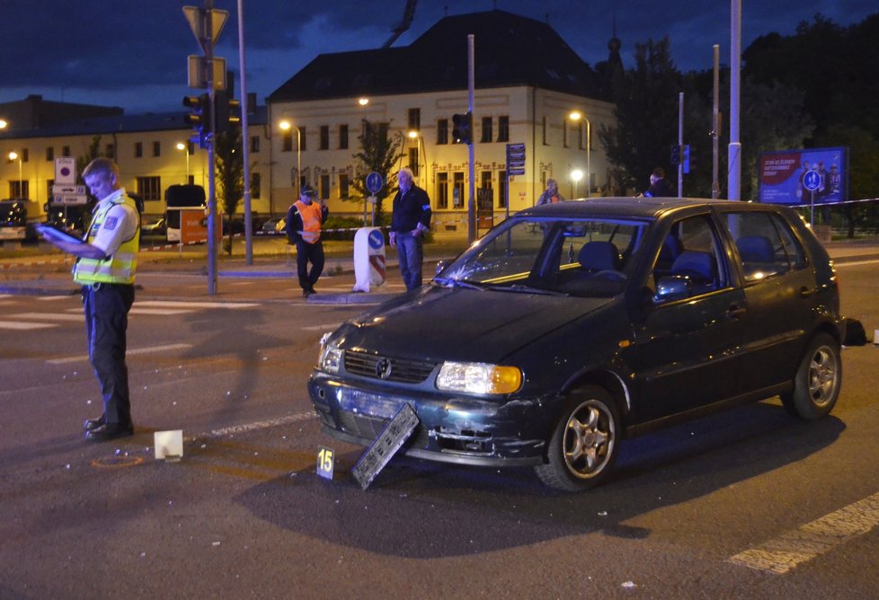 Auto v centru Plzně srazilo dvě děti. V nemocnici zemřely.