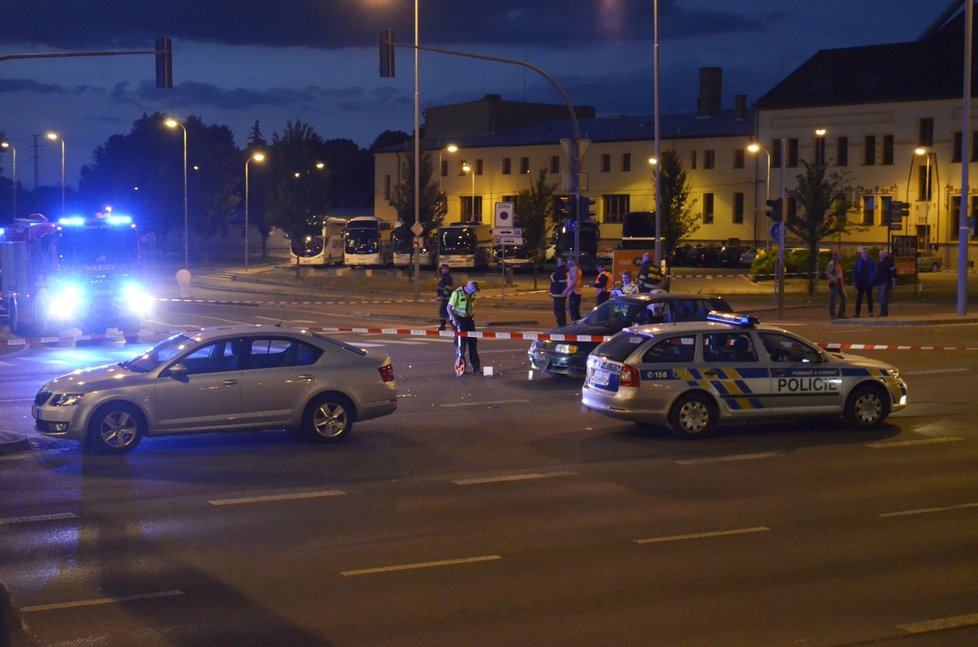 Auto v centru Plzně srazilo dvě děti. Skončily ve vážném stavu v nemocnici. Svým zraněním bohužel nakonec podlehly.