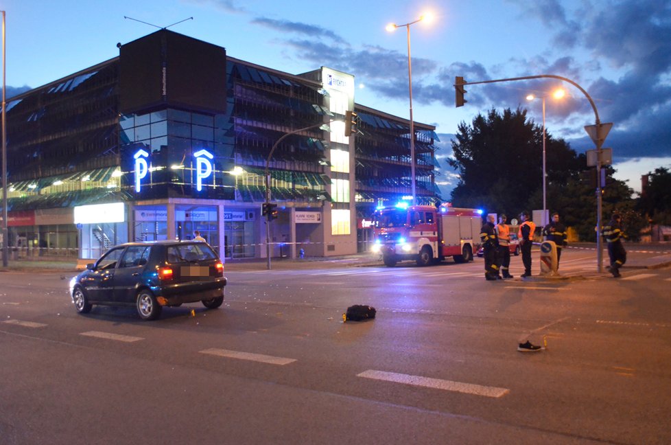 Auto v centru Plzně srazilo dvě děti. Skončily ve vážném stavu v nemocnici. Svým zraněním bohužel nakonec podlehly.