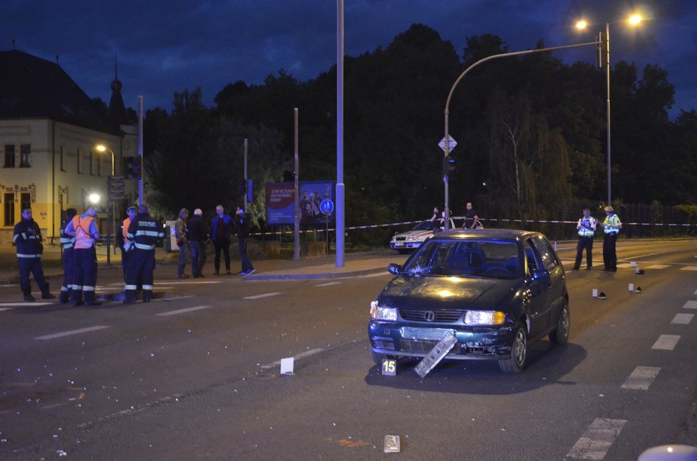 Auto v centru Plzně srazilo dvě děti. Skončily ve vážném stavu v nemocnici. Svým zraněním bohužel nakonec podlehly.