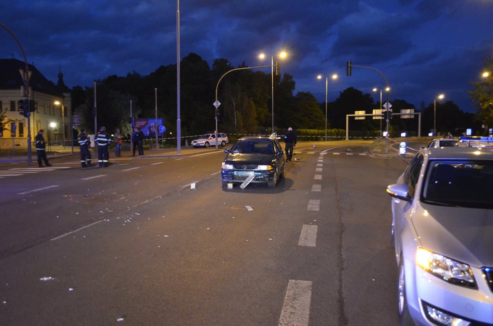 Auto v centru Plzně srazilo dvě děti. Skončily ve vážném stavu v nemocnici. Svým zraněním bohužel nakonec podlehly.