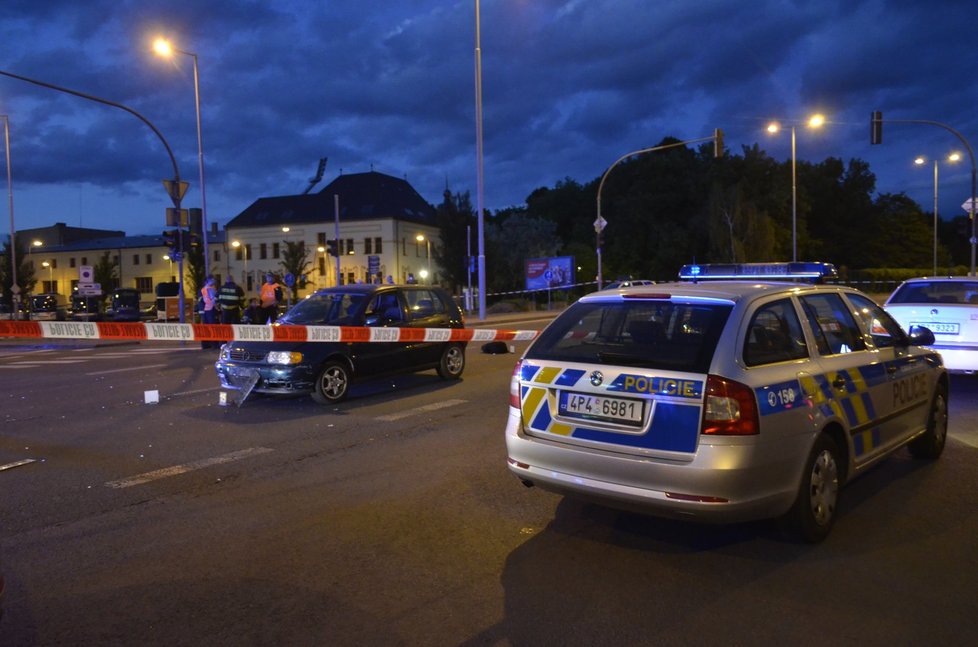 Auto v centru Plzně srazilo dvě děti. V nemocnici zemřely.