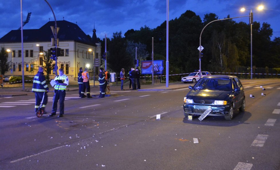 Auto v centru Plzně srazilo dvě děti. V nemocnici zemřely.