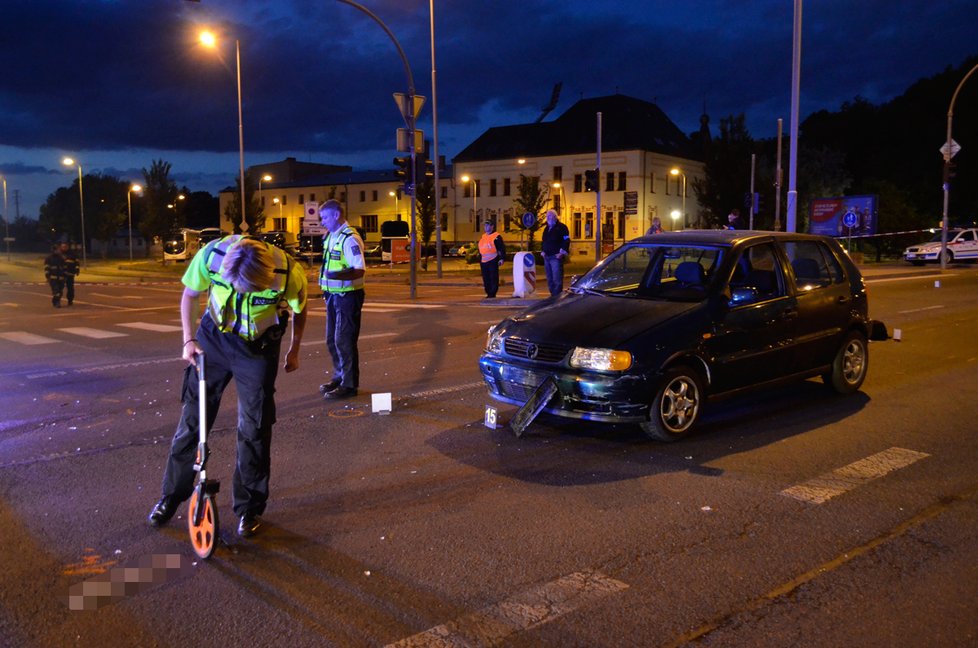 Auto v centru Plzně srazilo dvě děti. V nemocnici zemřely.