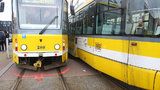 Dívku v Plzni srazily dvě tramvaje! Přežila jako zázrakem