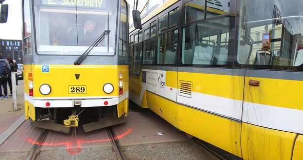 Dívku v Plzni srazily dvě tramvaje! Přežila jako zázrakem.