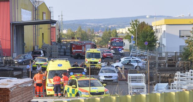 Na halu v Plzni spadl vrtulník: Čtyři mrtví! Zastavil se, pak vrávoral a spadl, popsali svědci