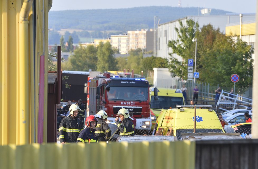 Při středeční nehodě v Plzni přišli o život čtyři lidé. Vrtulník lítal v nízké výšce a podle očitých svědků se nad halou „zastavil“ a následně během vteřin propadl střechou malé výrobní haly.