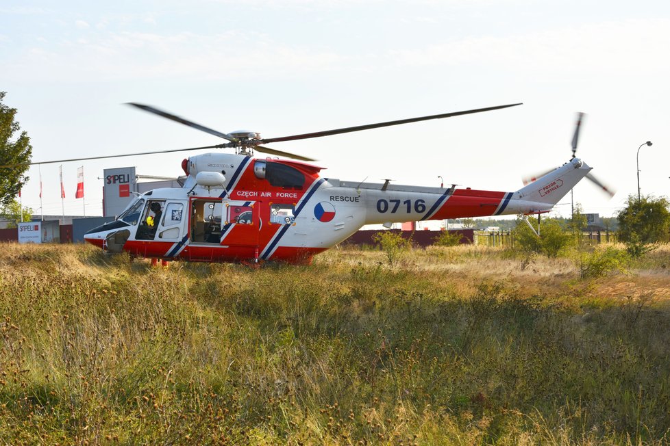 V Plzni se na výrobní halu zřítil vrtulník. Na místě jsou 4 mrtví.