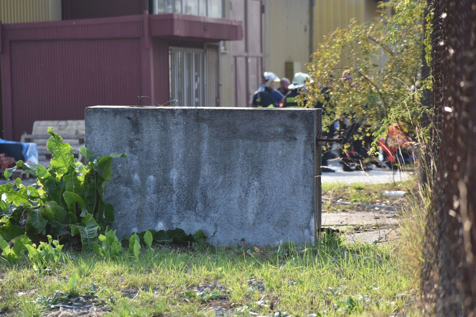 Při středeční nehodě v Plzni přišli o život čtyři lidé. Vrtulník lítal v nízké výšce a podle očitých svědků se nad halou „zastavil“ a následně během vteřin propadl střechou malé výrobní haly.