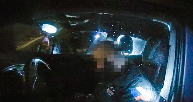 Opilý řidič po nehodě usnul za volantem.