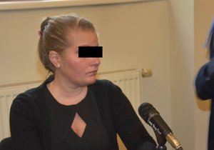 Jana T. (32) stanula před plzeňským soudem kvůli tomu, že podle obžaloby udusila pacientku (80) v nemocnici jídlem.