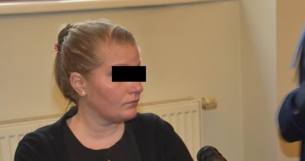 Jana T. (32) stanula před plzeňským soudem kvůli tomu, že podle obžaloby udusila pacientku (80) v nemocnici jídlem.
