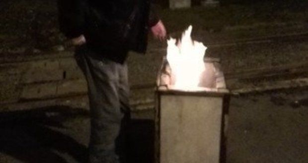 Muž, který o sobě tvrdil, že je bývalý agent FBI zapálil v Plzni odpadkový koš