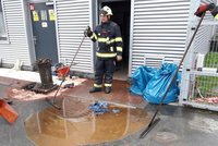 V Plzni unikly stovky litrů motorového oleje: Natekly i do kanalizace