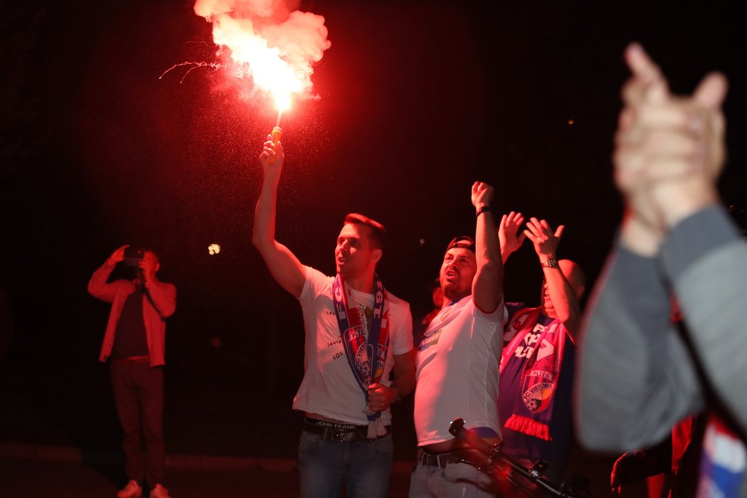 Po příjezdu plzeňských fotbalistů vypukly mohutné oslavy 6. titulu
