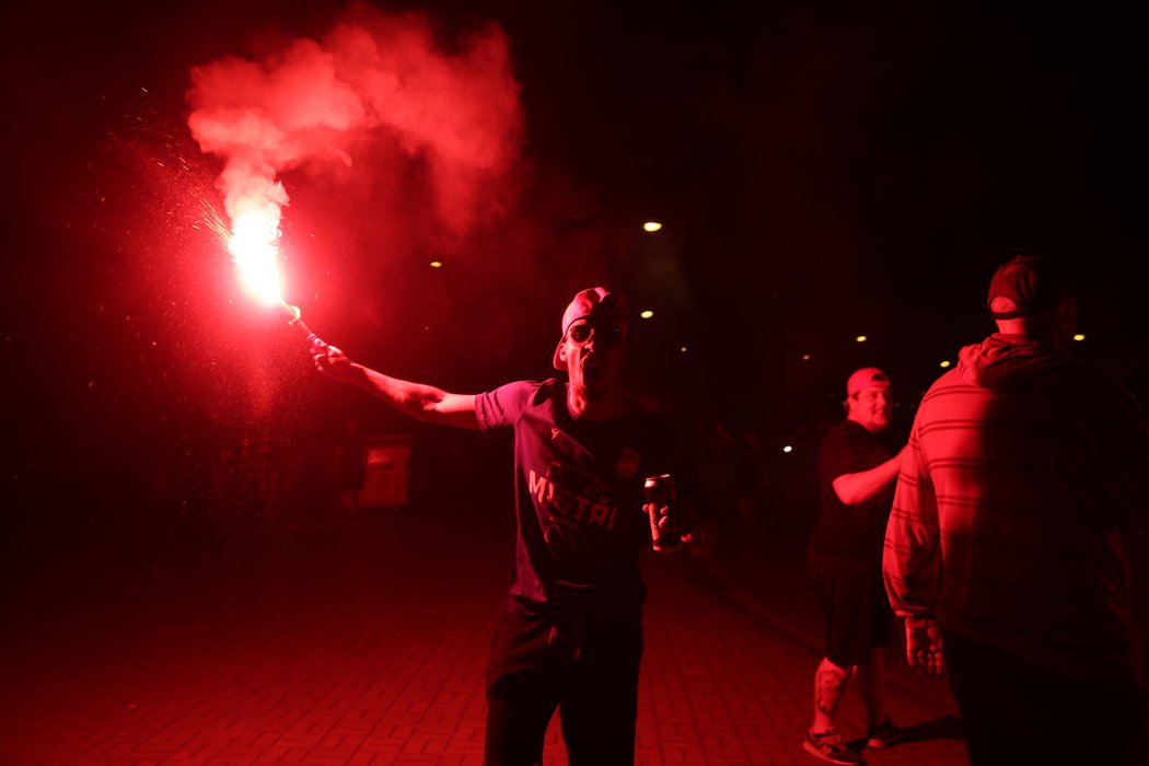 Po příjezdu plzeňských fotbalistů vypukly mohutné oslavy 6. titulu