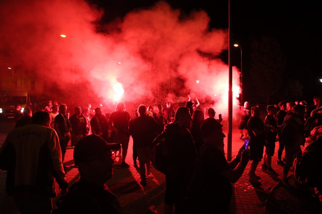 Po příjezdu plzeňských fotbalistů vypukly mohutné oslavy 6. titulu