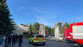 Policie u střední zdravotnické školy v Plzni stále zjišťuje příčiny otravy zhruba tří desítek studentek.