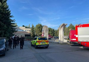 Policie u střední zdravotnické školy v Plzni stále zjišťuje příčiny otravy zhruba tří desítek studentek.