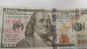 Vykuk měnil dolarovky s růžovými čínskými znaky! Gamblera obral o 11 tisíc