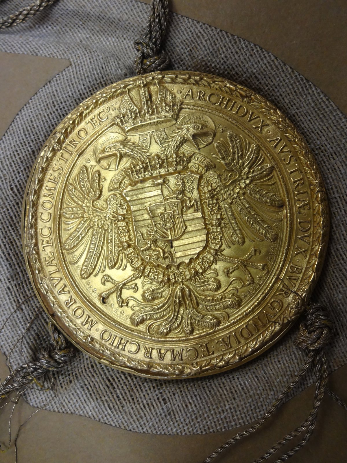 Zlatá bula vydaná pro město Plzeň Maxmiliánem II. (přední a zadní strana).