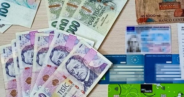 Osobní doklady a peníze, které žena nechala na lavičce. Osobní doklady a peníze, které žena nechala na lavičce.