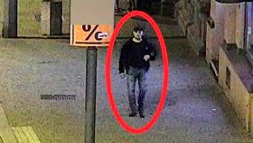Policisté hledají muže s pihou pod okem: V Plzni na chodníku měl znásilnit ženu