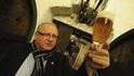 Václav Berka, starší obchodní sládek Plzeňského Prazdroje, „studuje“ ve sklepě kvalitu piva.