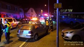 Drsná nehoda autobusu a osobáku na Plzeňsku: Šofér dostal záchvat, cestující zachránil hrdina