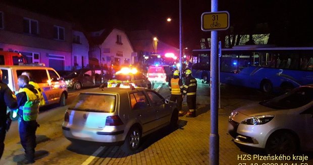 Drsná nehoda autobusu a osobáku na Plzeňsku: Šofér dostal záchvat, cestující zachránil hrdina