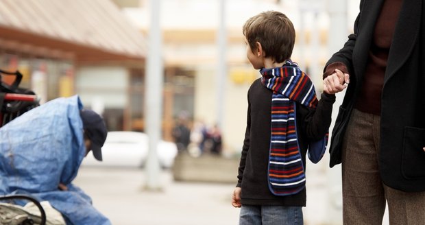 Žena nechala svého syna (6) napospas bezdomovcům