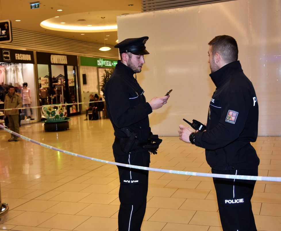 Policisté zajišťují místo činu.