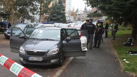 Policisté sbírají stopy po útoku kyselinou v Plzni.