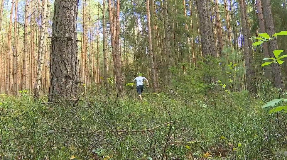 Neznámý muž se zbraní nakonec utekl do lesa. (rekonstrukce České televize)