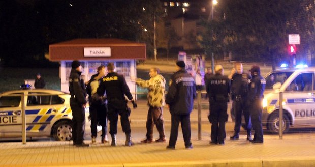 Plzeňáci se rvali, pak vytáhli bouchačku a ještě se pustili do policistů.