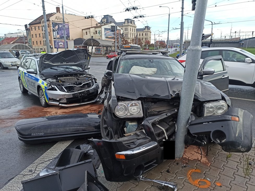 Policisté měli vážnou nehodu na křižovatce ulic Americká a Sirková.