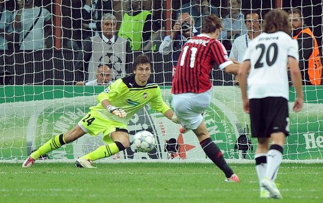 Zlatan Ibrahimovic napálil z puntíku míč do brány Marka Čecha a Plzeň padla v Miláně.