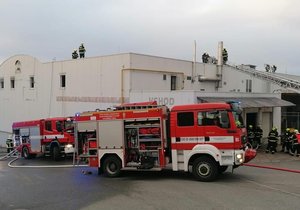 Požár velkoskladu v Plzni. (31. 12. 2021)