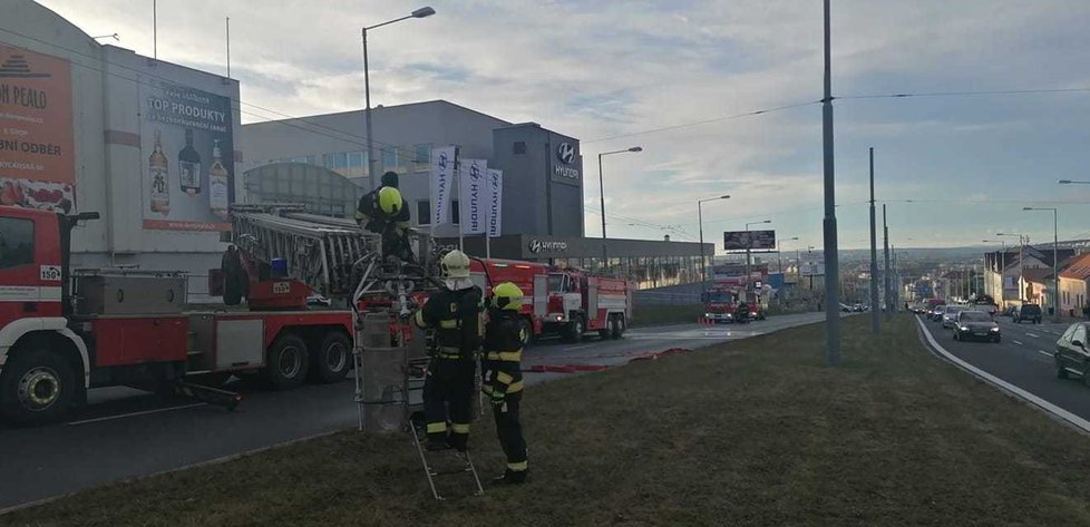 Požár velkoskladu v Plzni. (31. 12. 2021)