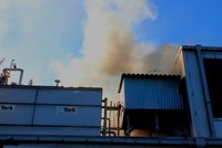 Plzeňská budova masokombinátu v plamenech: Hoří kompresor tlačící čpavek