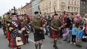 Oslav se zúčastnili i nadšenci v dobových uniformách britské armády.