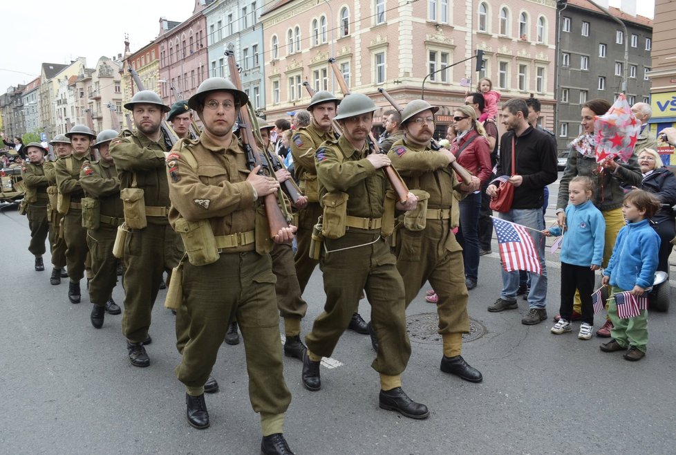 Oslav se zúčastnili i nadšenci v dobových uniformách britské armády.