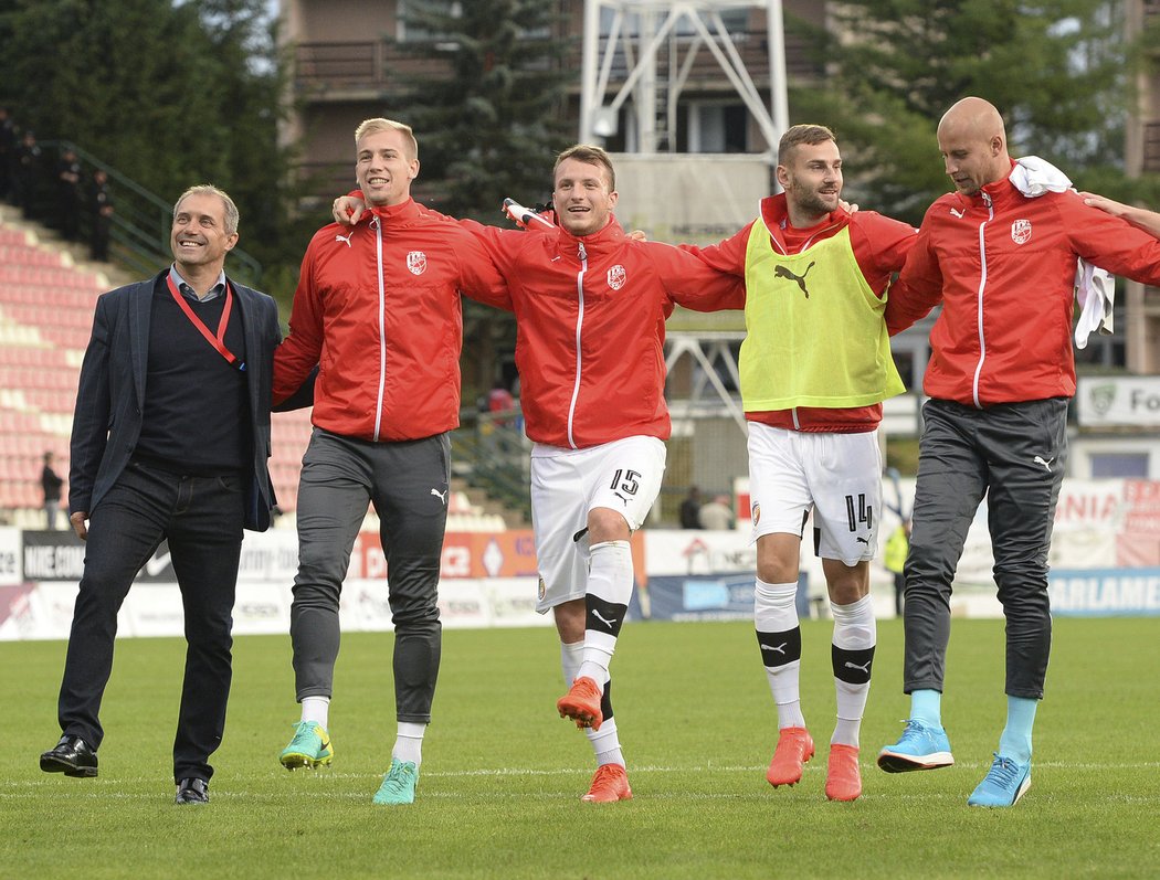 Trenér Viktorie Plzeň Roman Pivarník slavil vítězství v Příbrami s hráči