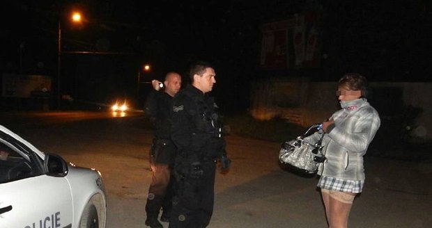 Policisté v Plzni načapali muže s prostitutkou doslova s kalhotami u kolen (ilustrační foto).