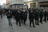 V Berlíně očekávají násilnosti, do ulic vyráží extremisté
