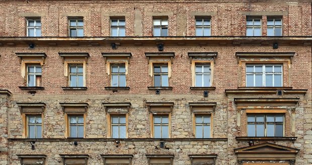 Plzeň připravuje rekonstrukci zchátralého činžovního domu v Resslově ulici. Za více než 100 milionů korun tam vznikne 29 bytů. Dům je v havarijním stavu a je už 15 let prázdný.