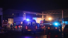 Při výbuchu ve sběrně surovin v Plzni se zranili čtyři hasiči.