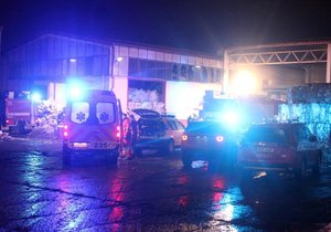 Při výbuchu ve sběrně surovin v Plzni se zranili čtyři hasiči.